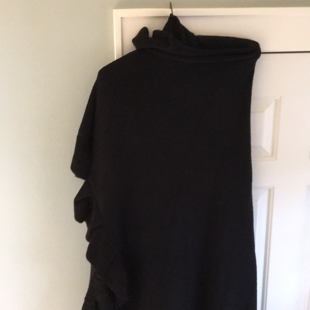 Gorgeous Soft Versatile Wrap With Ruffled Edges. - image 3